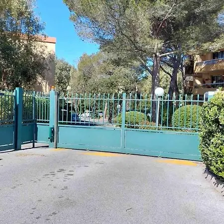 Apartment Superbe A 150 M De La Peguiere Saint-Raphael (Var)