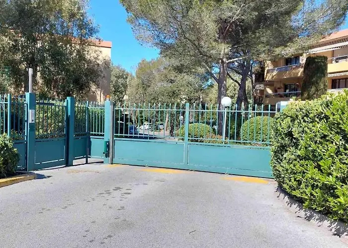 Apartment Superbe A 150 M De La Peguiere Saint-Raphaël